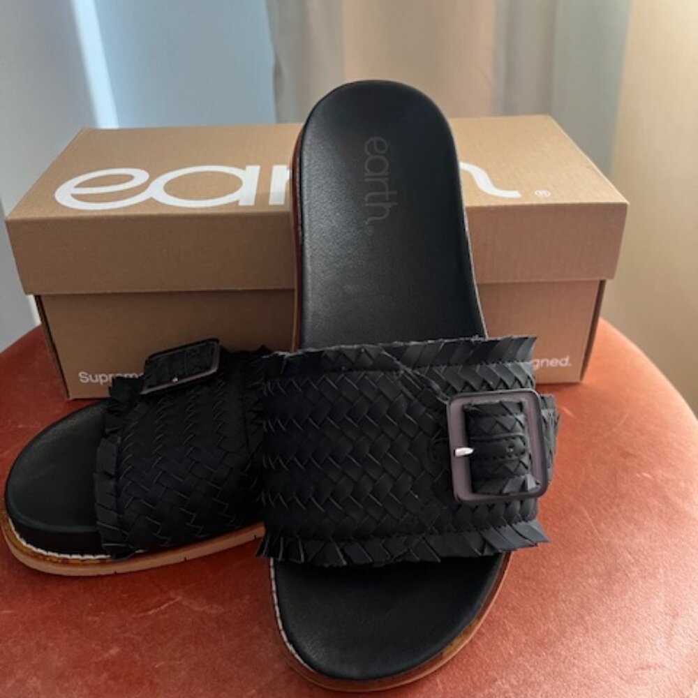 Earth black sandals